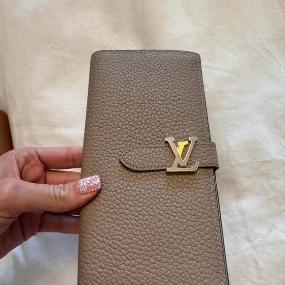 Louis Vuitton Vertical Wallet - Picture 9 of 9